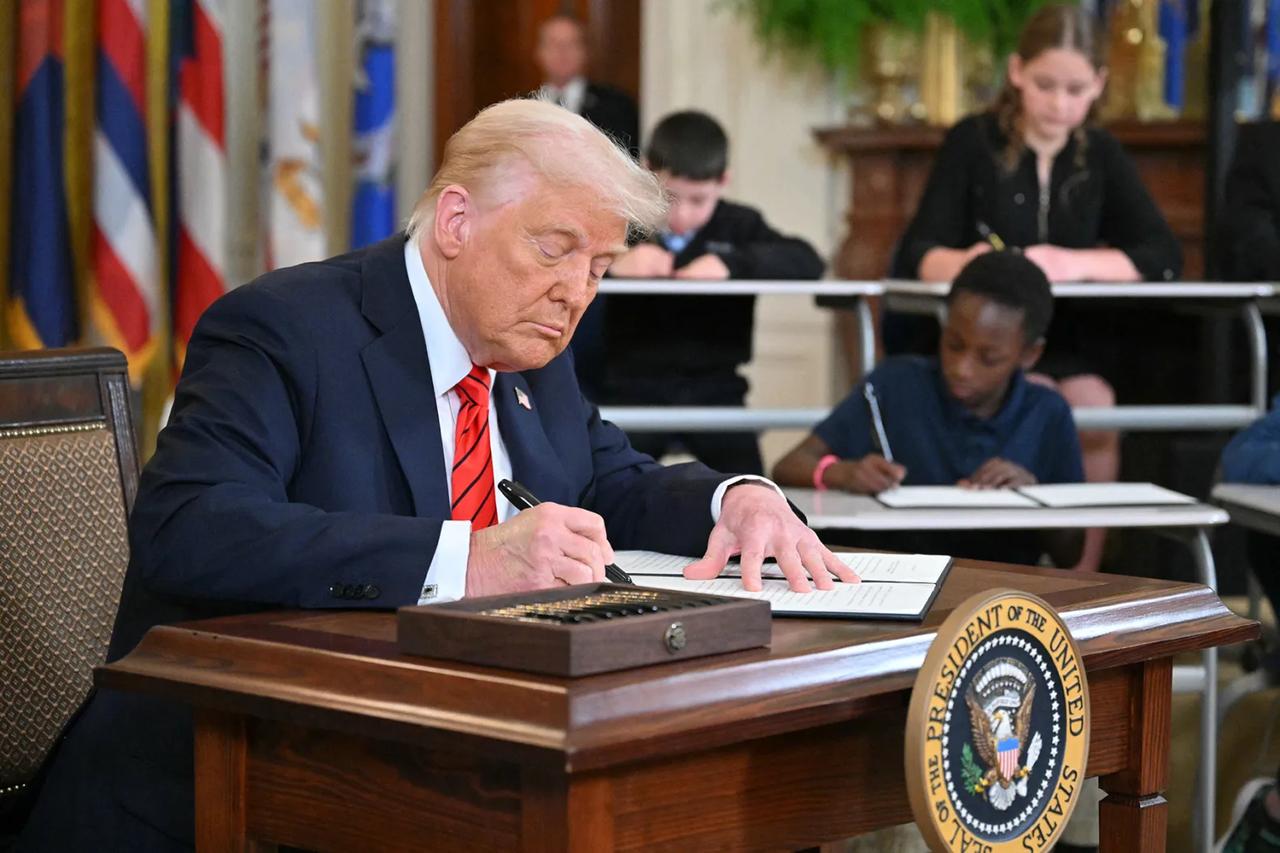 ABD Başkanı Donald Trump yeni kararnameler imzaladı. 