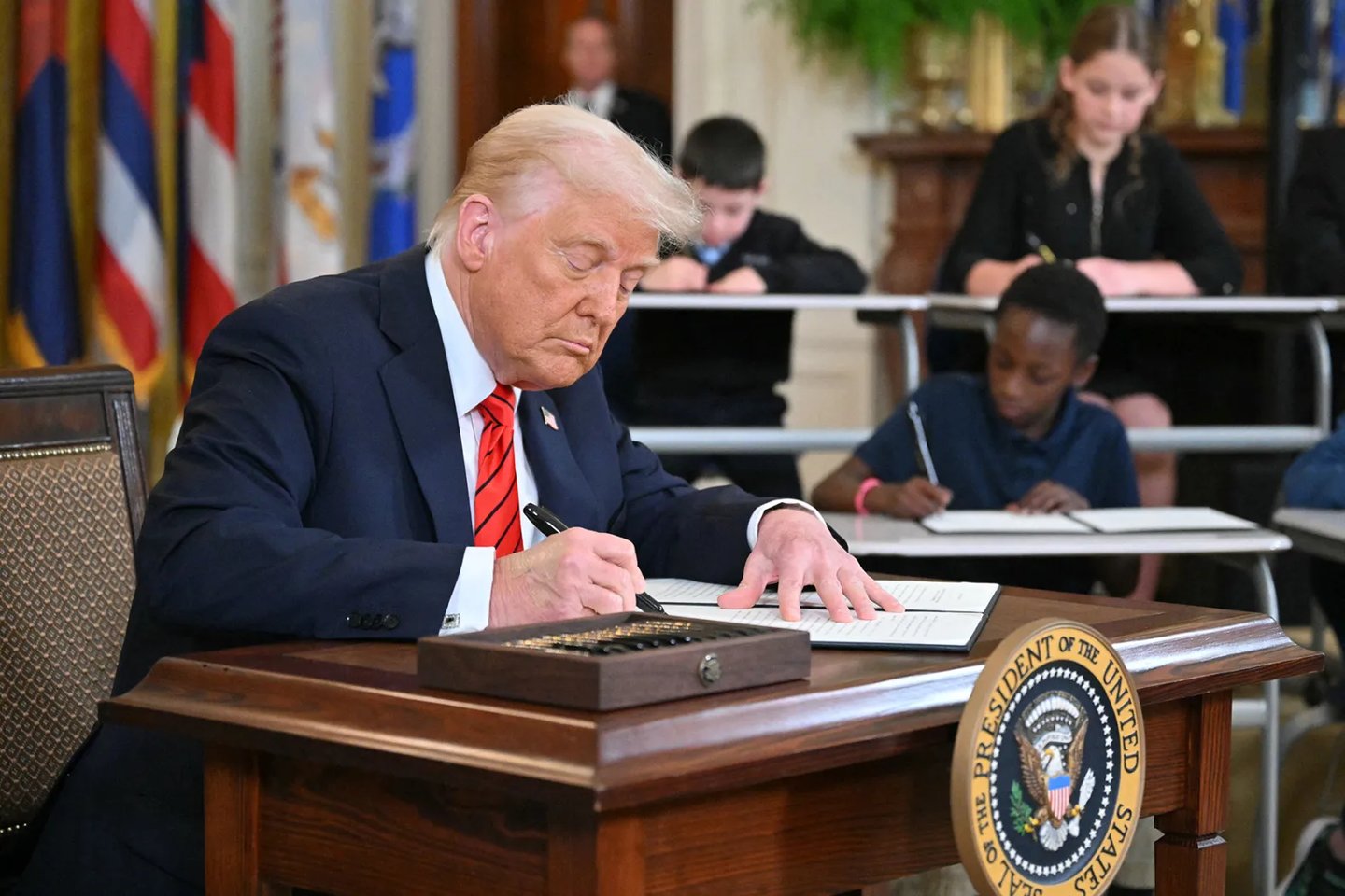 ABD Başkanı Donald Trump yeni kararnameler imzaladı. 