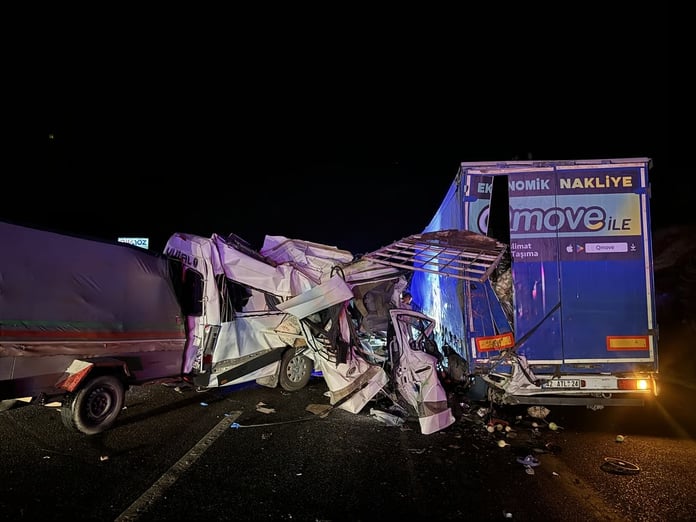 Mersin'de tarım işçilerini taşıyan servis kaza yaptı: 3 ölü 16 yaralı