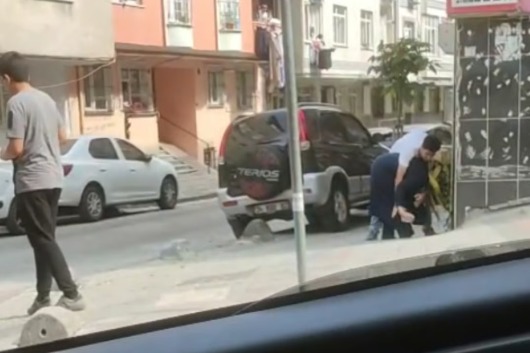 Sokak ortasında annesini dövdü