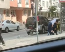 Evlat dehşeti! Annesini sokak ortasında tekme tokat dövdü, görenler sadece izledi
