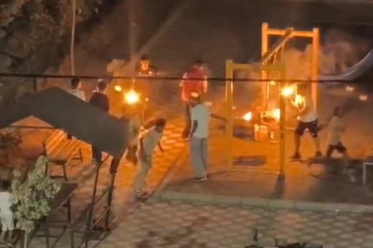 Tutuşturdukları sopalarla parkta çocukları korkutan 14-15 yaşlarındaki 3 çocuk gözaltına alındı