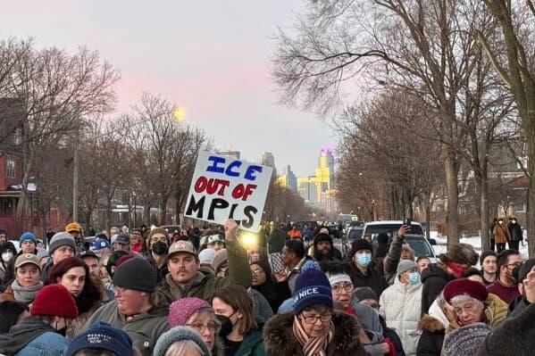 Minneapolis ICE tarafından öldürülen kadın için ayakta