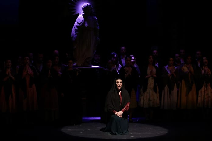 Muhteşem koro ve görkemli orkestra