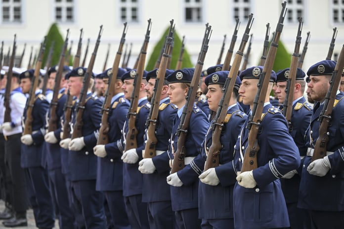 Almanya Savunma Bakanı Pistorius, ülkesinin yaklaşık 60 bin askere daha ihtiyacının olduğunu belirtti