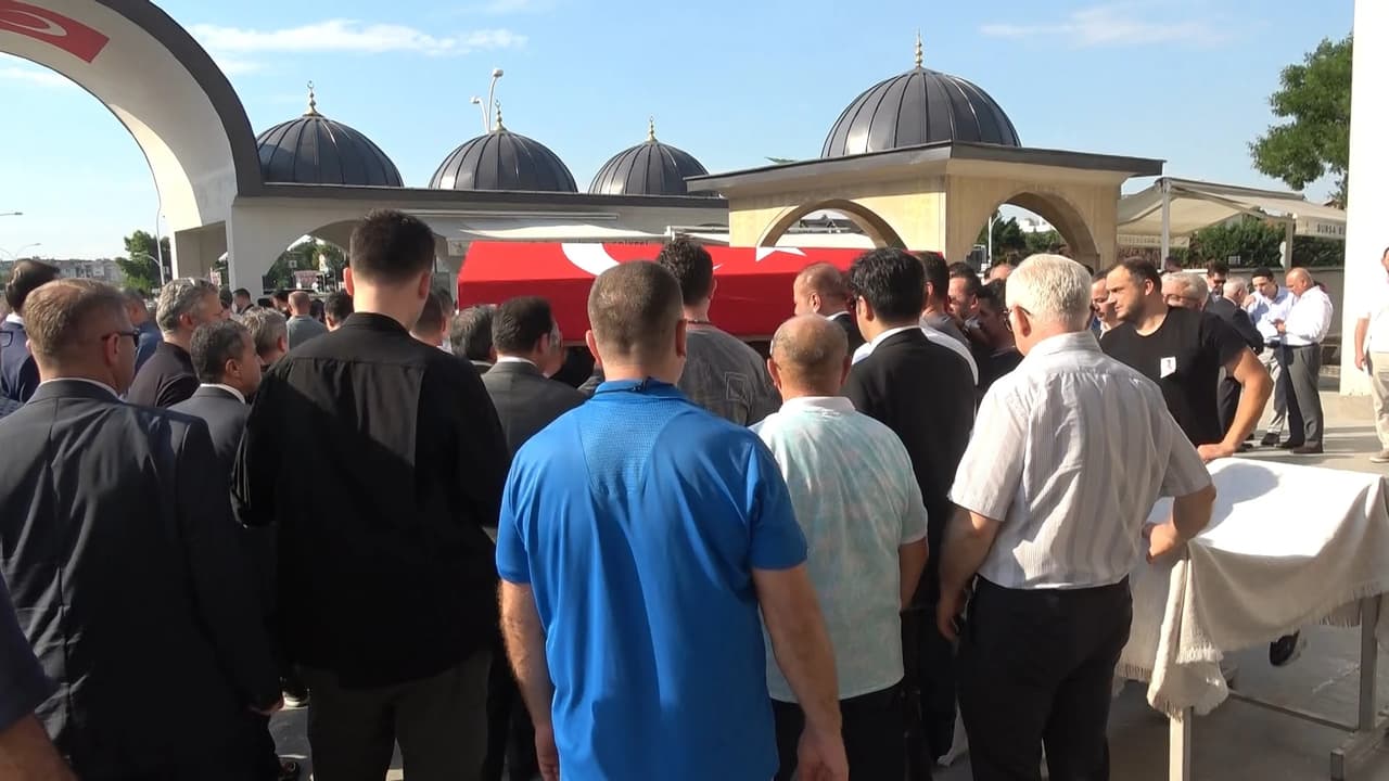 Gebze Adliyesinde duruşma esnasında kalp krizi geçiren savcı son yolculuğuna uğurlandı