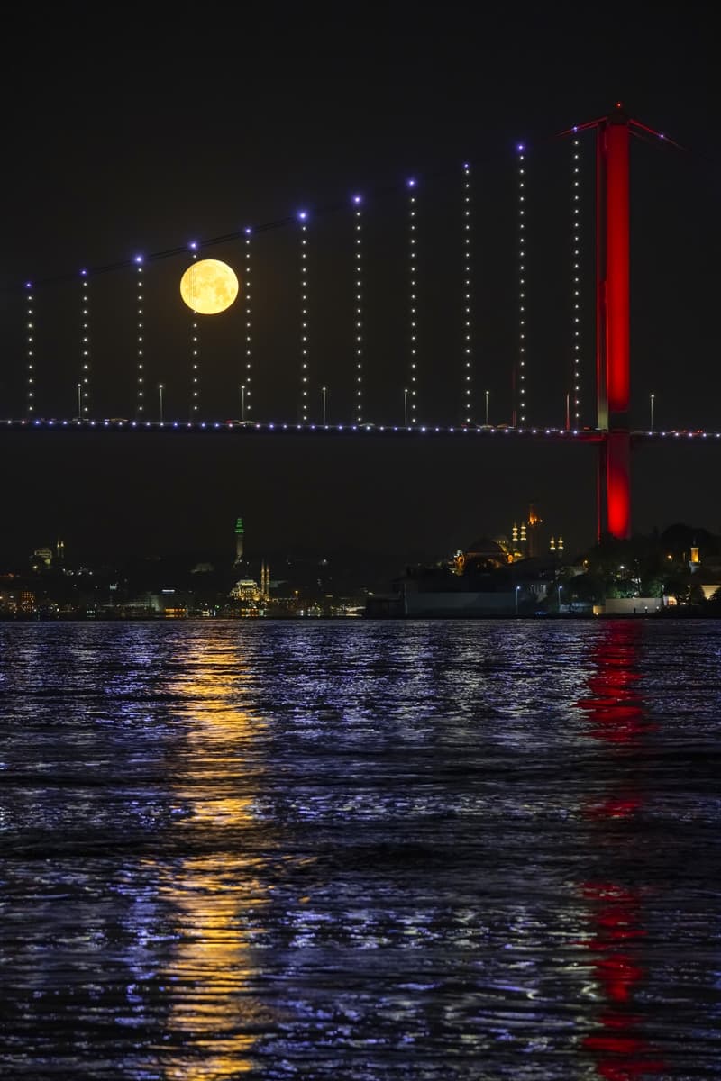 İstanbul semalarında görsel şölen: Dolunay tarihi camilerle aynı karede!
