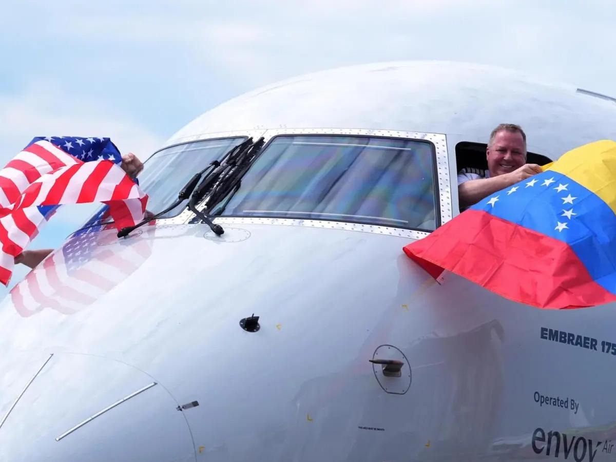 ABD'den Venezuela'ya tarihi uçuş