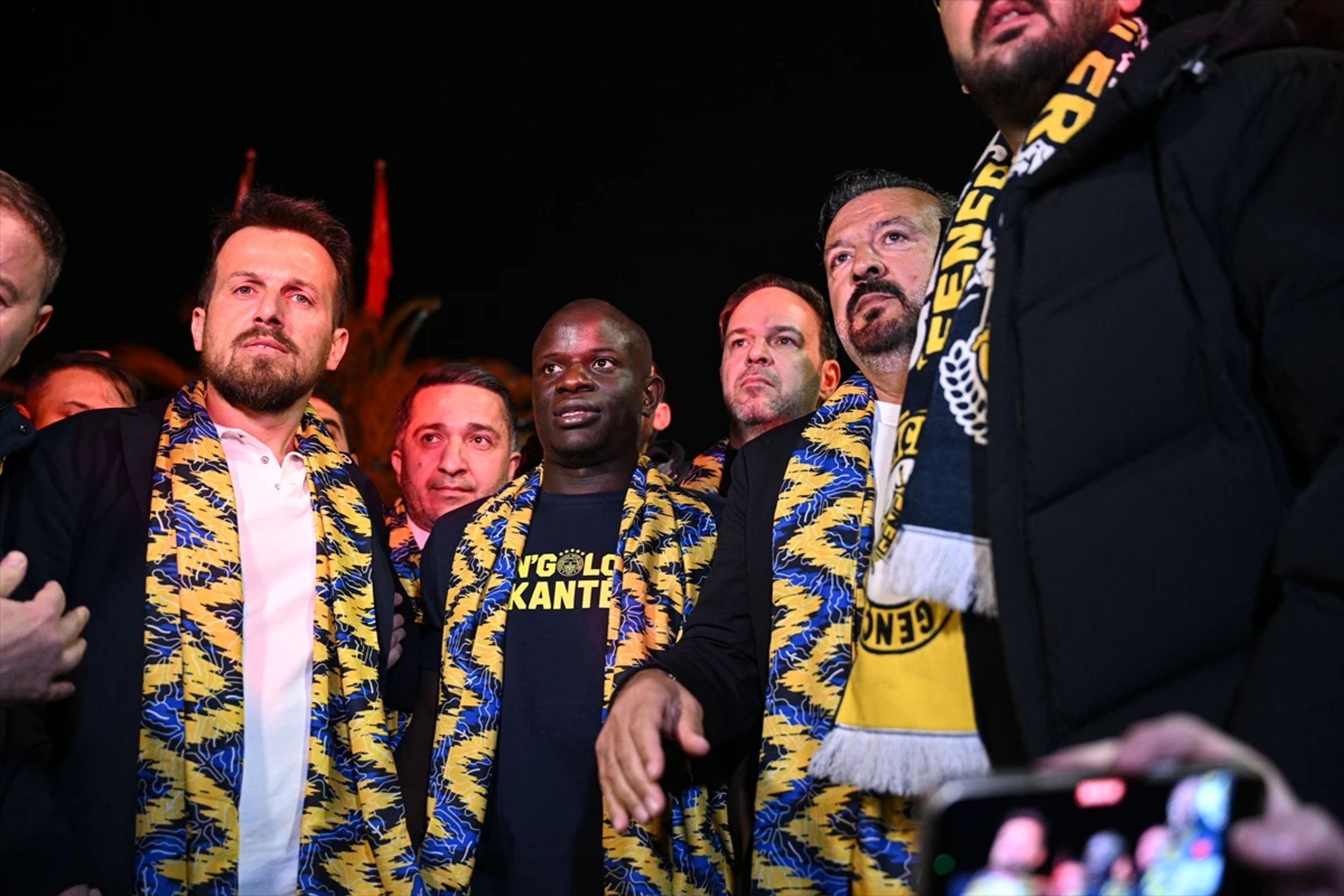 Resmi imzalar kulüp binasında atıldı