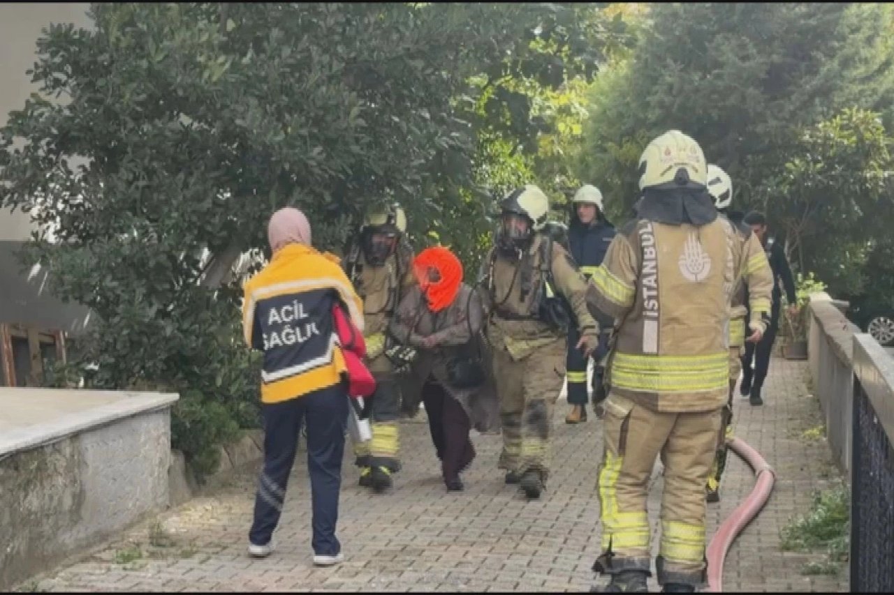 Kadıköy'de 8 katlı binada yangın çıktı