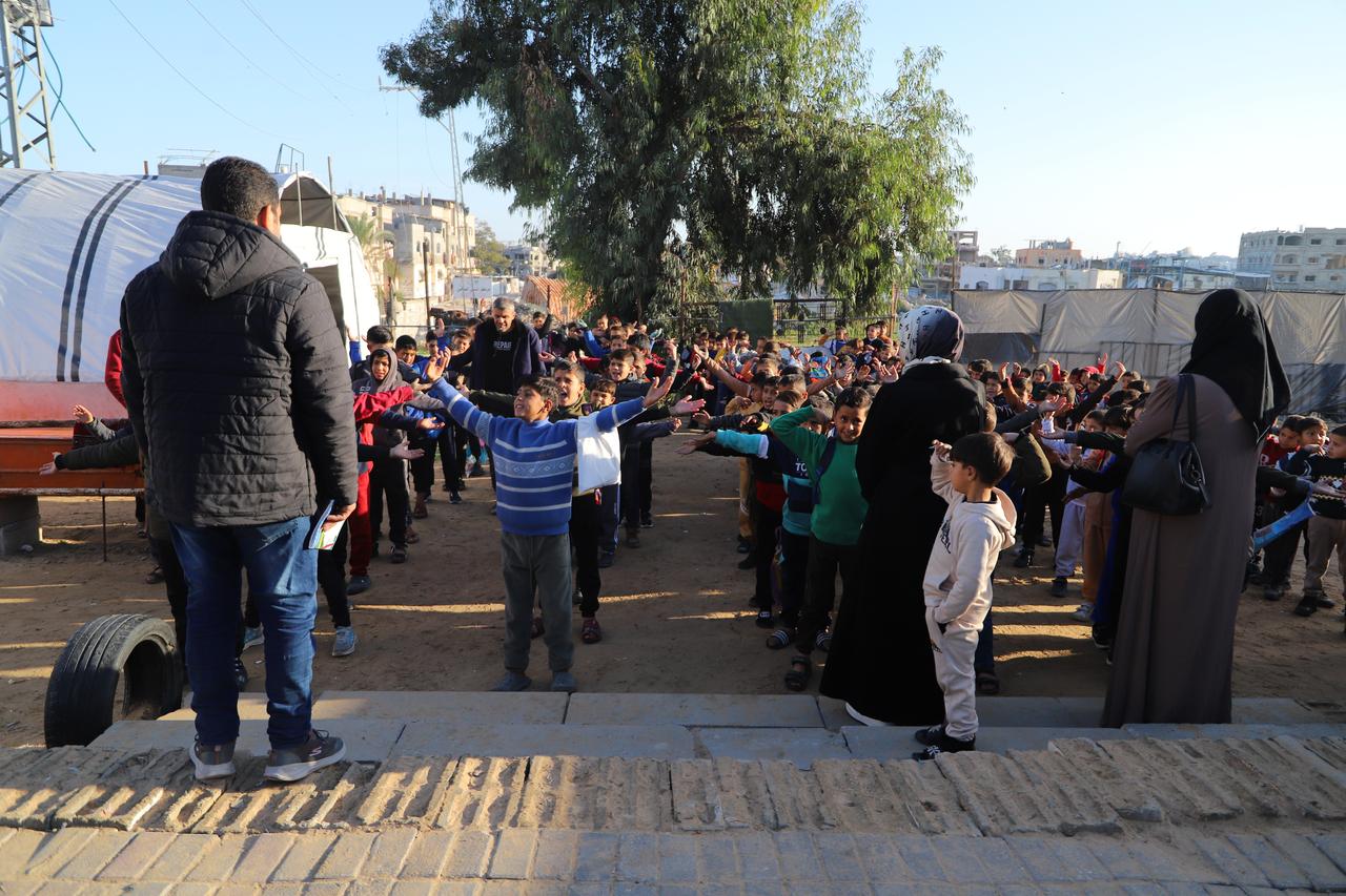 İsrail'in Eğitim Soykırımına Çadır Okullarla Direniş: Gazze'de Gönüllü Öğretmenler Görev Başında