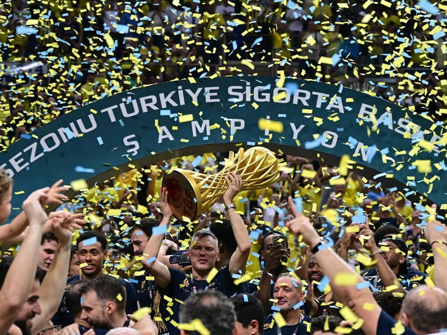 Jasikevicius yönetimindeki Fenerbahçe, 12. lig şampiyonluğuna ulaşarak sezonu üç kupayla taçlandırdı: Rekorlarla dolu şampiyonluk sezonu