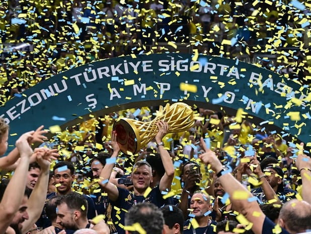 Jasikevicius yönetimindeki Fenerbahçe, 12. lig şampiyonluğuna ulaşarak sezonu üç kupayla taçlandırdı: Rekorlarla dolu şampiyonluk sezonu