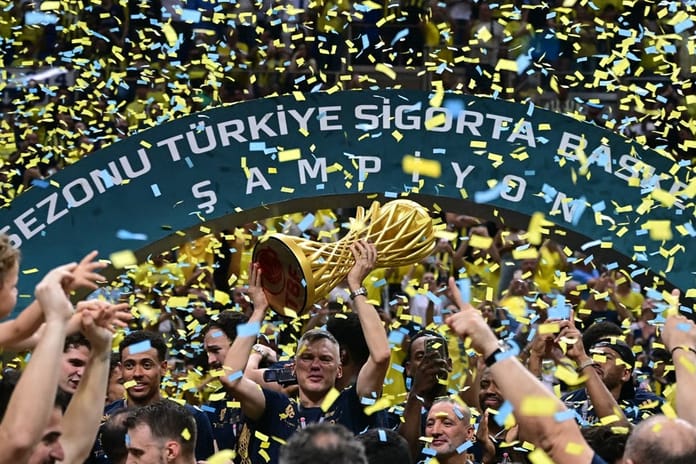 Jasikevicius yönetimindeki Fenerbahçe, 12. lig şampiyonluğuna ulaşarak sezonu üç kupayla taçlandırdı: Rekorlarla dolu şampiyonluk sezonu