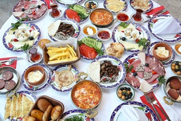 Hafta sonu sofralarında “doymak” ve “tatmin olmak”: Gerçekten aynı şey mi?
