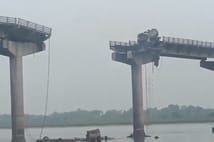 Köprü çöktü: 4 araç nehre düştü 9 kişi hayatını kaybetti