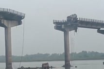 Köprü çöktü: 4 araç nehre düştü 9 kişi hayatını kaybetti