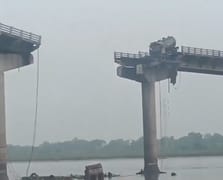 Köprü çöktü: 4 araç nehre düştü 9 kişi hayatını kaybetti