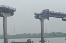 Köprü çöktü: 4 araç nehre düştü 9 kişi hayatını kaybetti