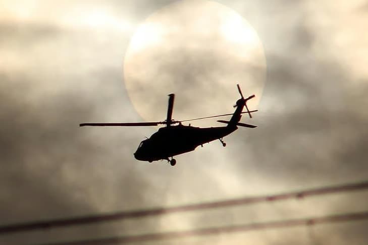 İngiltere'nin Wight Adası'nda helikopter tarlaya düştü