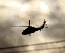 İngiltere'nin Wight Adası'nda helikopter tarlaya düştü