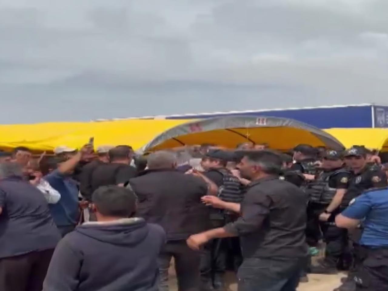 Denetime direnen besiciler polise saldırdı