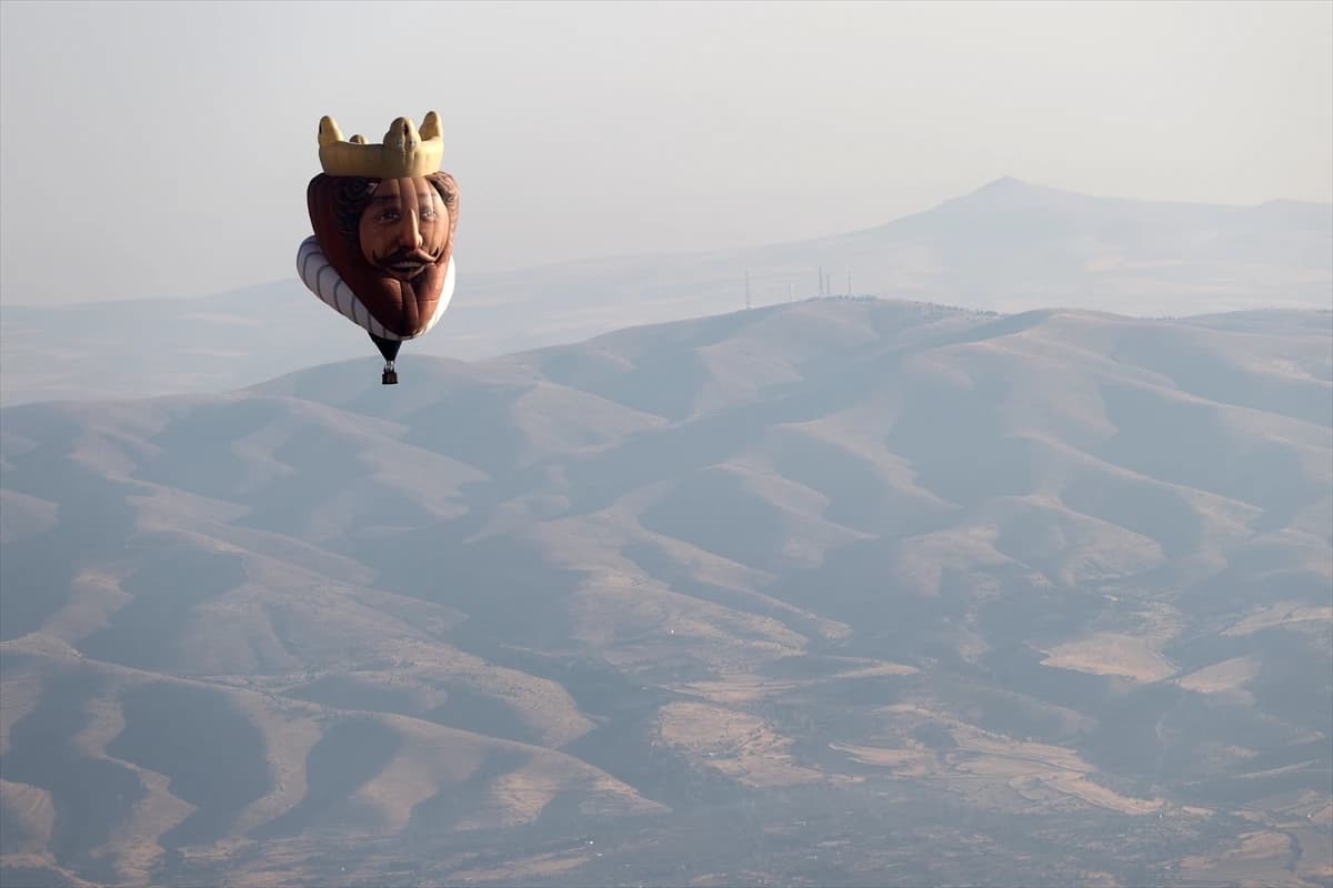 Balon festivali renkli anlara sahne oldu