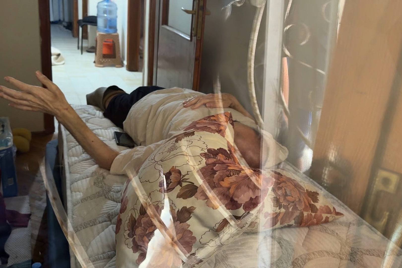 Yatalak babasına söyledikleri 'Böyle evlat olmaz olsun' dedirtti: Seni burada ölüme terk ediyorum