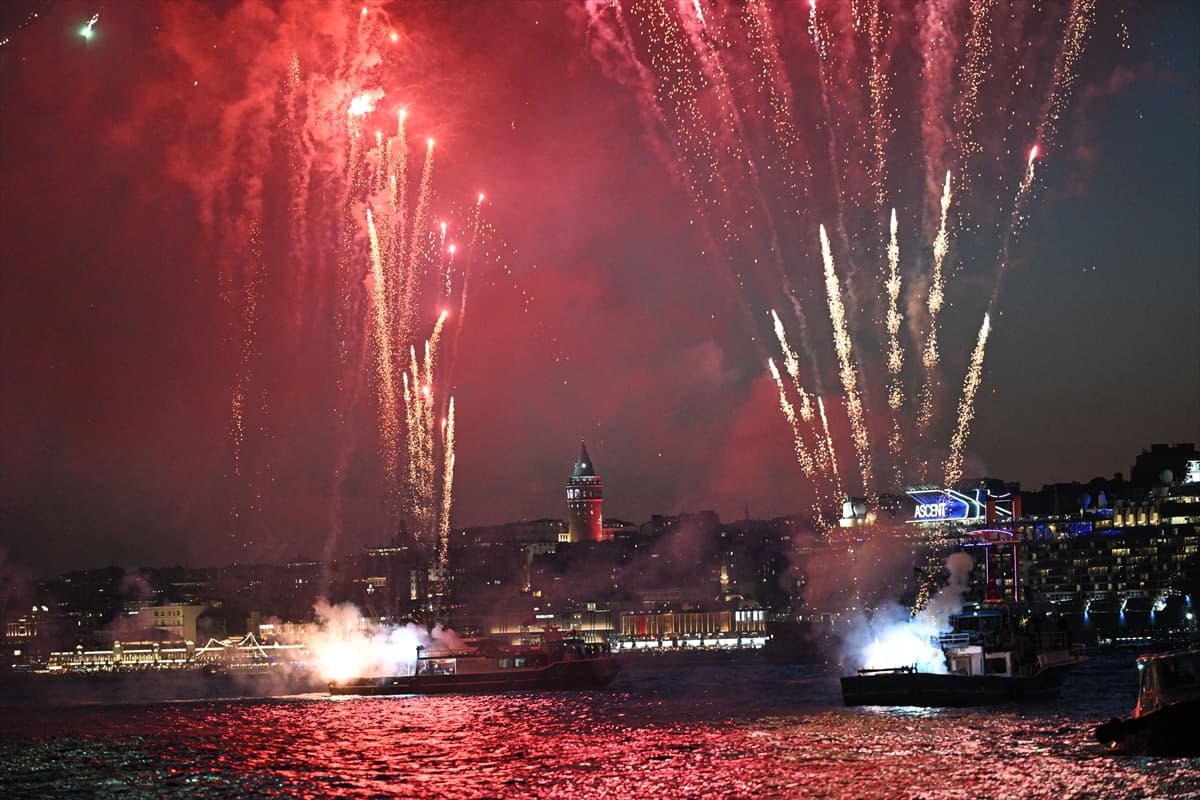 İstanbul'un fethinin 573. yıl dönümü dün gece böyle kutlandı! İşte o görsel şölen...