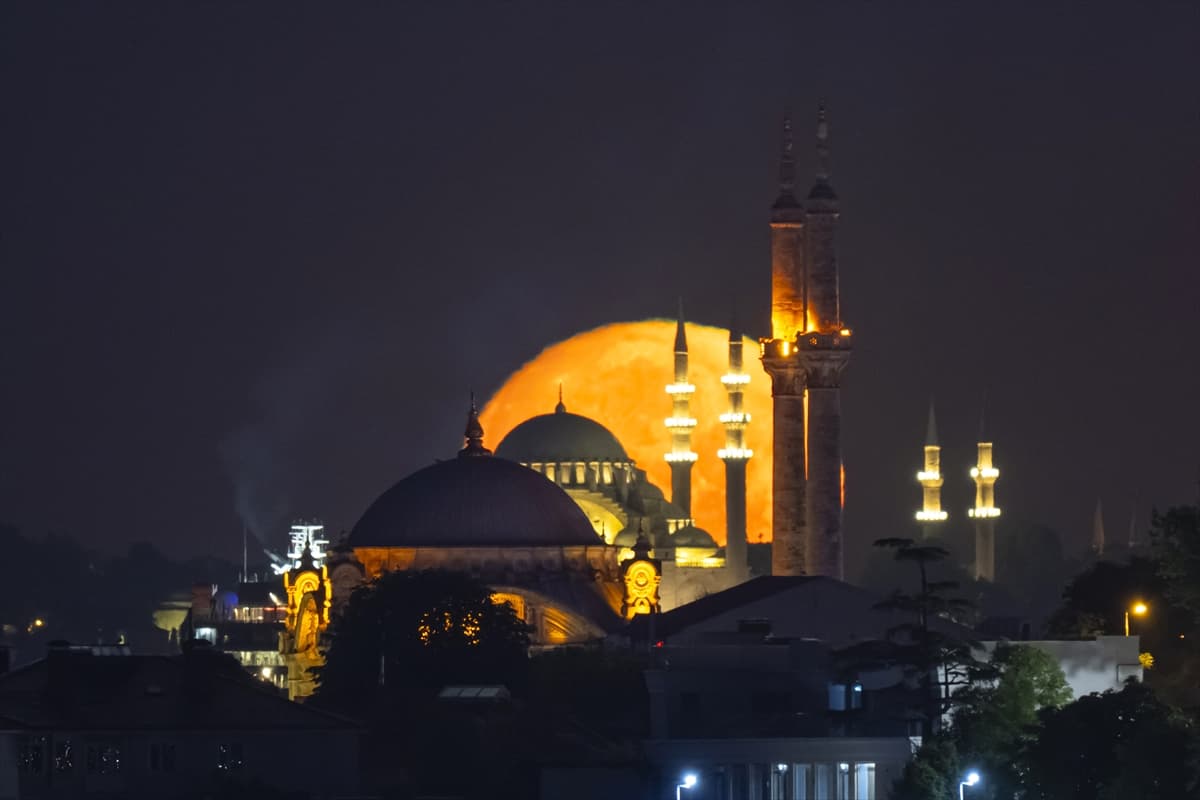 İstanbul semalarında görsel şölen: Dolunay tarihi camilerle aynı karede!