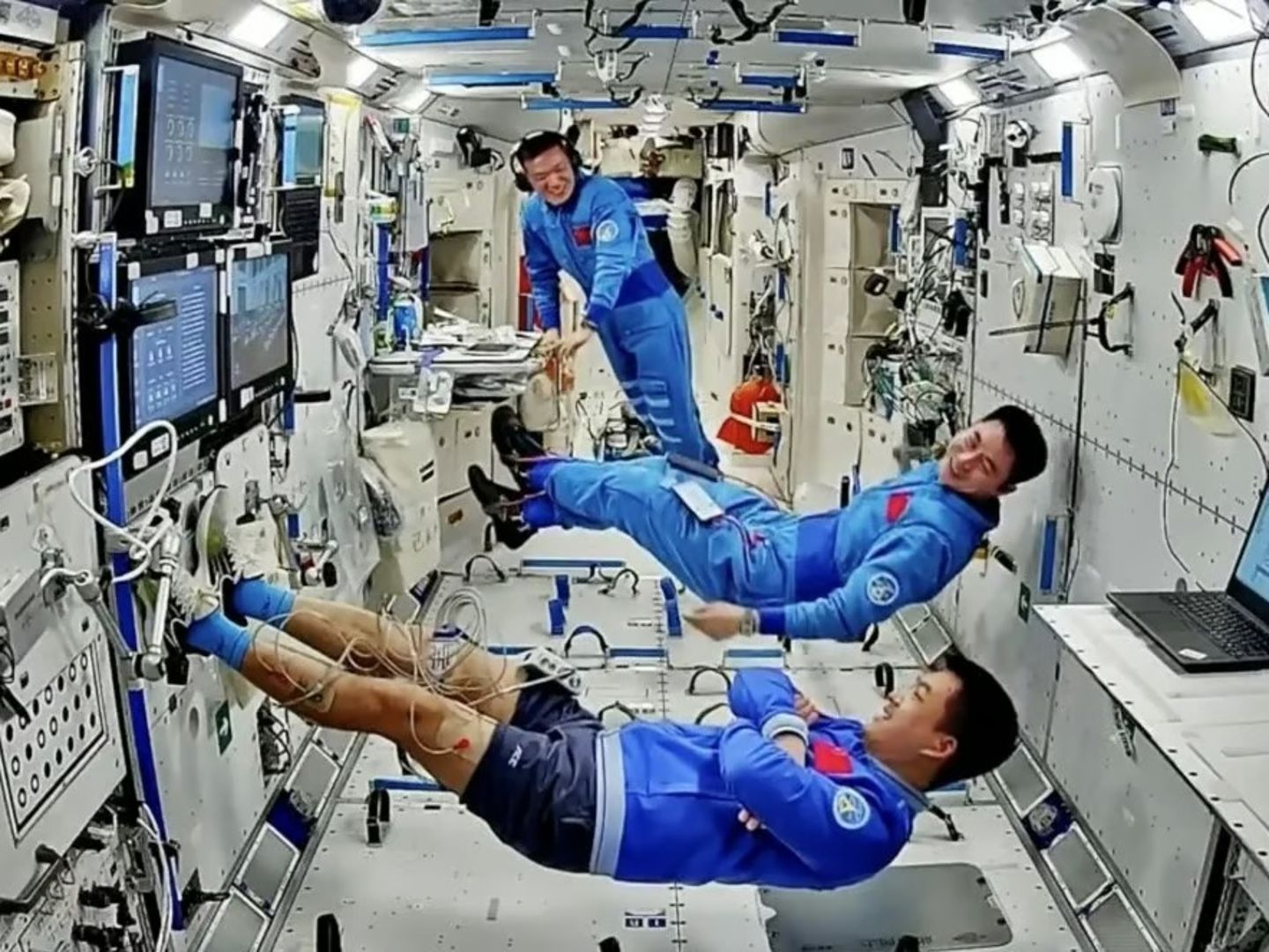 Çin, 3 taykonotu Tiangong Uzay İstasyonu'na gönderdi