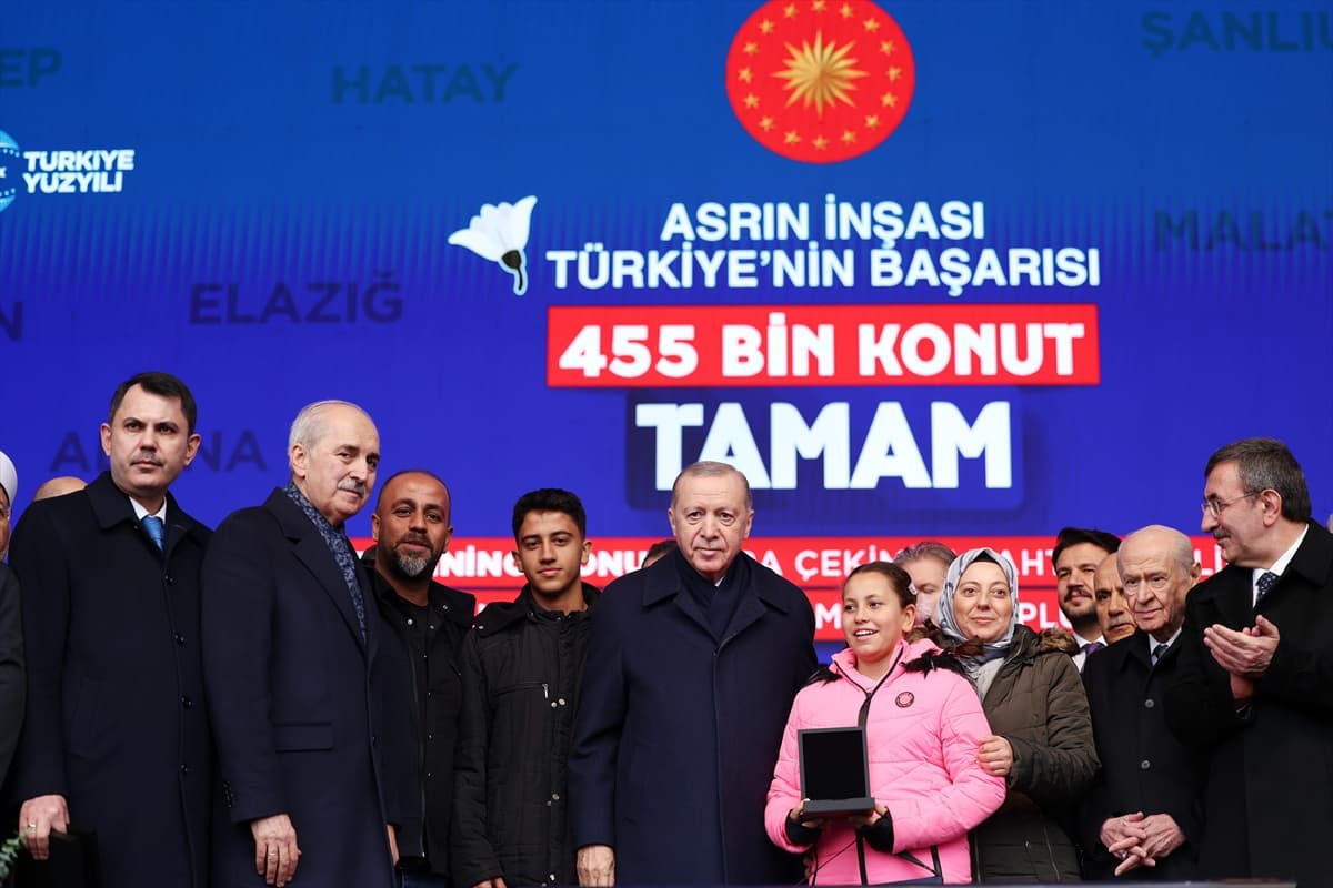 Afetzede aileler yeni yuvalarına kavuştu