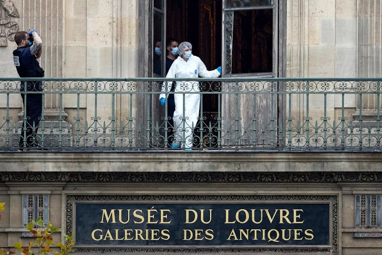 Louvre Müzesi'de soygun meydana geldi - NBC News