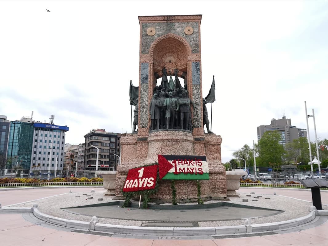 Sendikalar 1 Mayıs’ta Taksim'e çelenk bıraktı