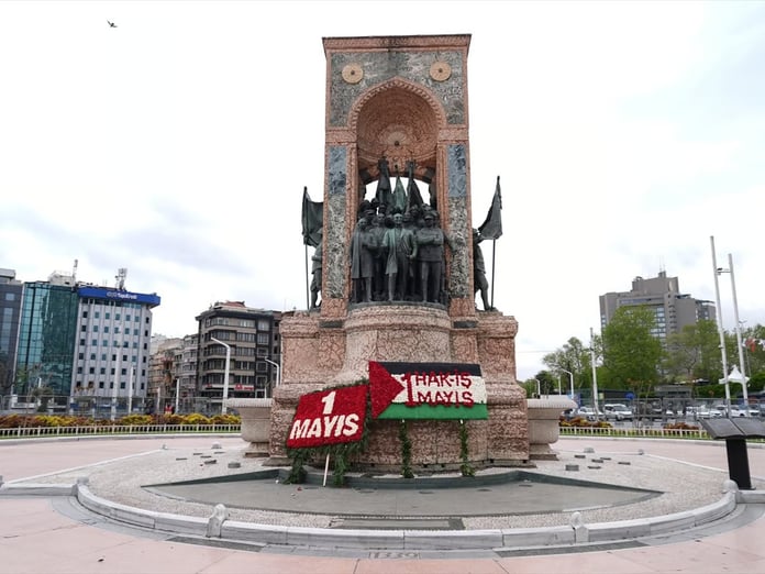 Sendikalar 1 Mayıs’ta Taksim Cumhuriyet Anıtı’na çelenk bıraktı
