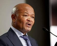 Güney Afrika'da çeteler devlete sızdı: Polis Bakanı görevden alındı