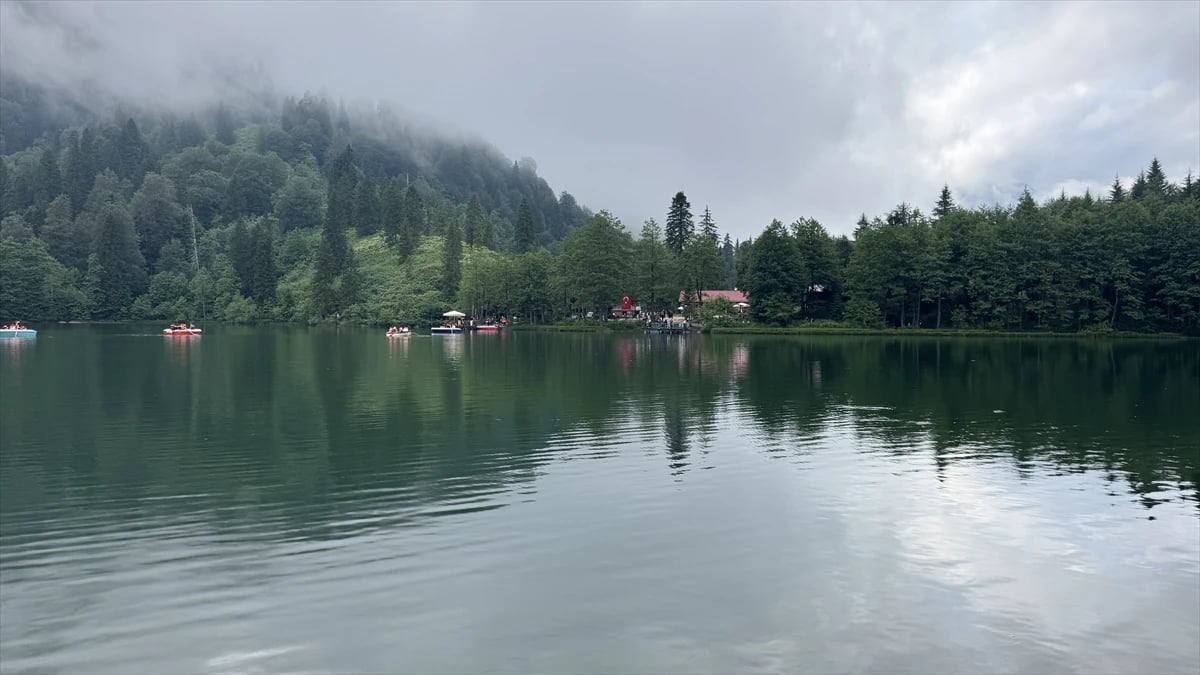 Borçka Karagöl Tabiat Parkı'na ziyaretçi akını