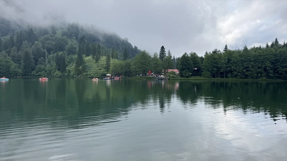 Borçka Karagöl Tabiat Parkı'na ziyaretçi akını