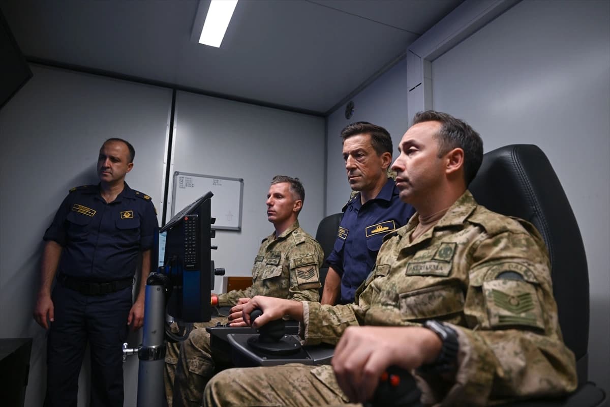 Girne'de batan feribotun arama çalışmaları TCG Alemdar'da görüntülendi