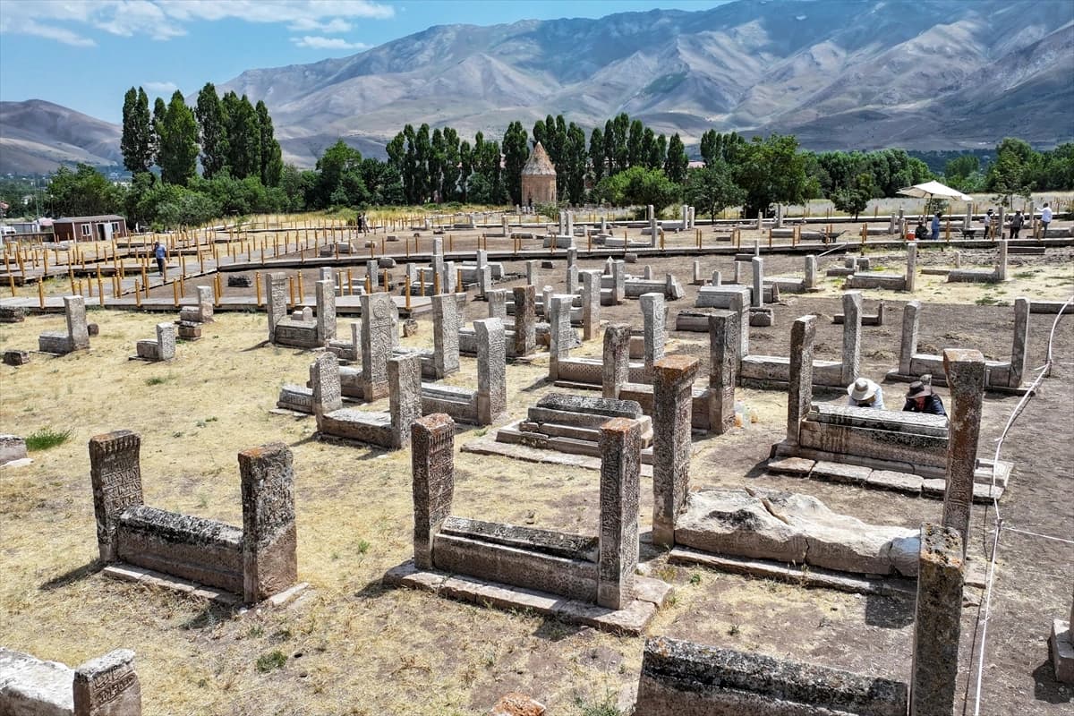Tarihi Selçuklu Mezarlığı'nda yeni bir ustanın imzasına ulaşıldı