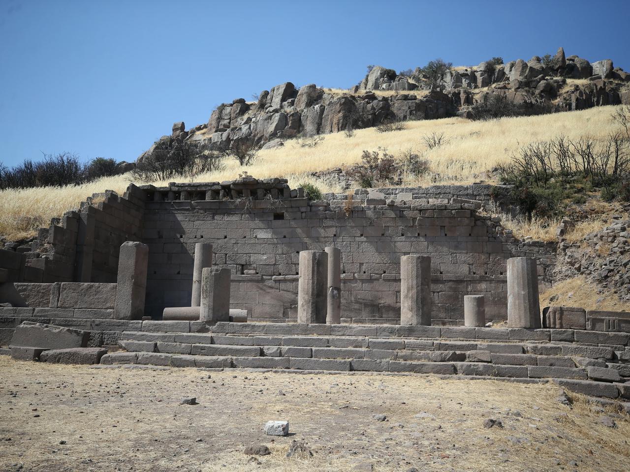 Assos Antik Kenti'nde 3500 yıllık stoa ortaya çıkıyor