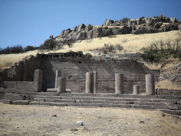 Assos Antik Kenti'nde 3500 yıllık stoa ortaya çıkıyor