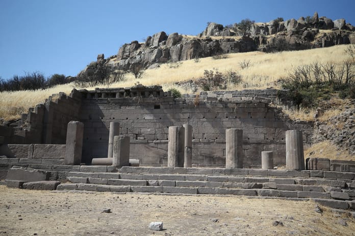 Assos Antik Kenti'nde 3500 yıllık stoa ortaya çıkıyor