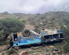 Nijerya'da sporcuları taşıyan otobüs köprüden düştü: 21 ölü