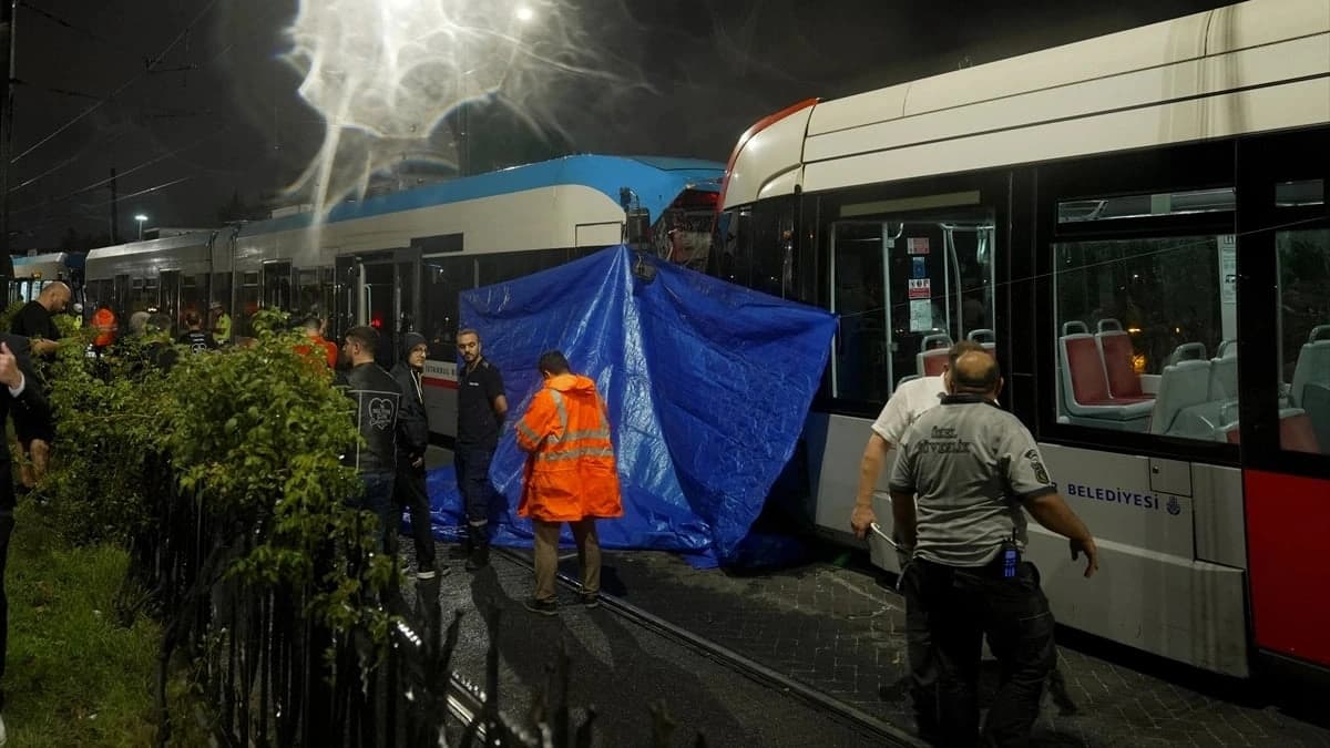 Zeytinburnu’nda tramvaylar kafa kafaya çarpıştı! Yaralılar var