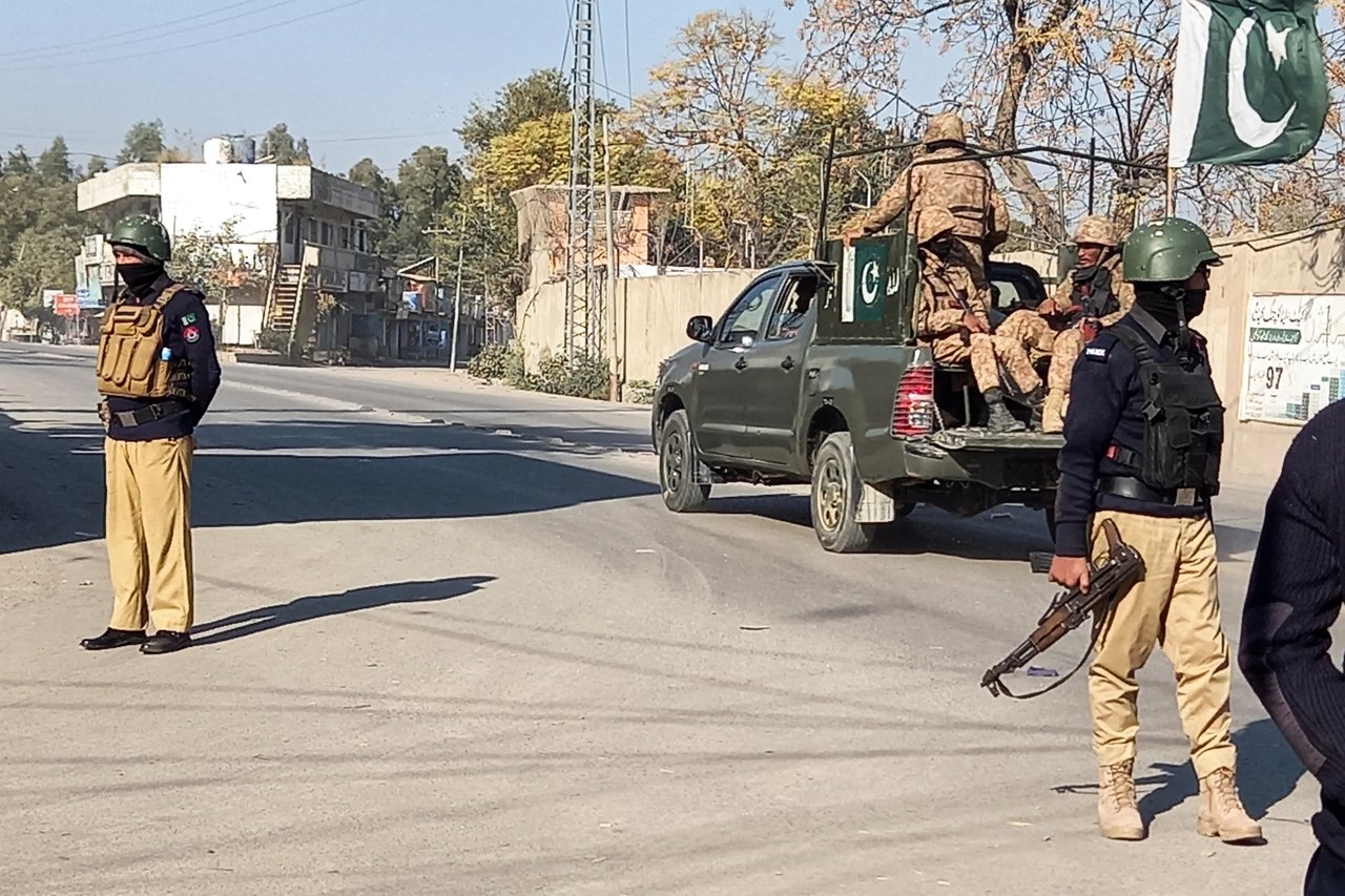 Pakistan ile Taliban sınırda çatışıyor