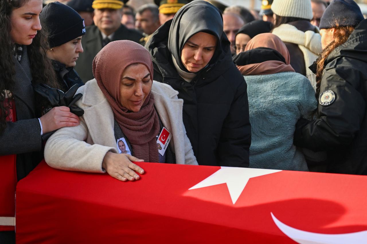 Şehitler son yolculuklarına uğurlandı: Gözyaşları sel oldu
