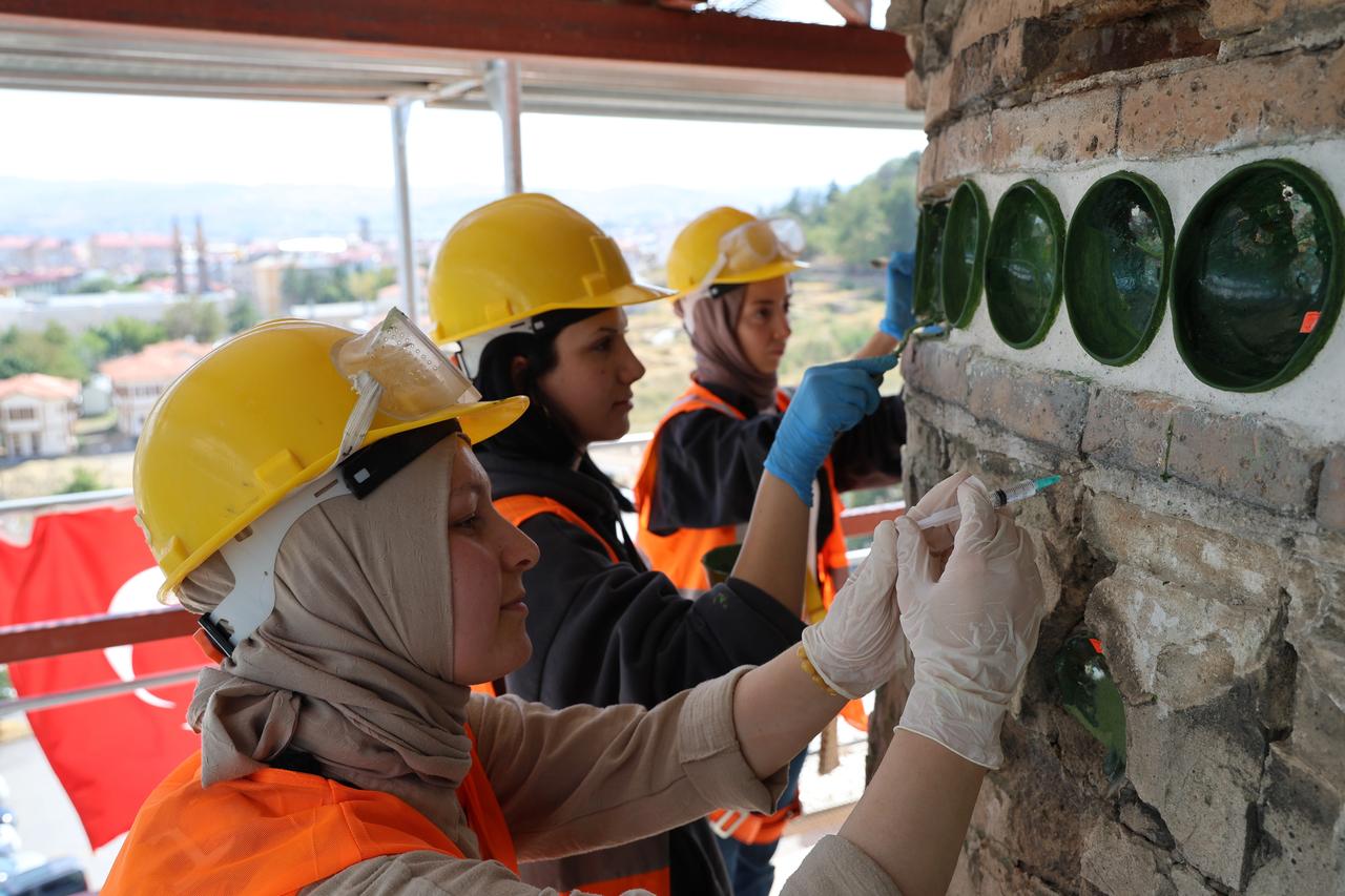 Eğri minareli camideki gizemli çanakların sırrı çözüldü