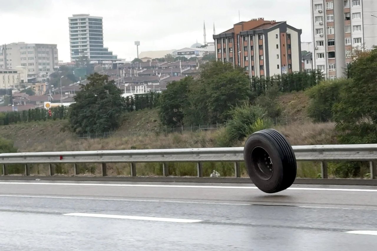 Tırdan kopan lastik trafikte metrelerce yuvarlandı