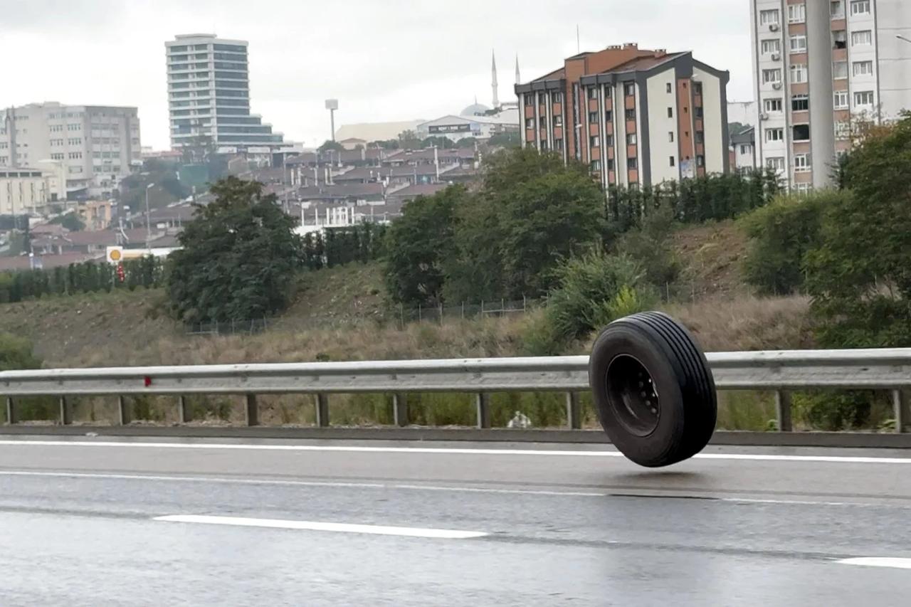 Tırdan kopan lastik trafikte metrelerce yuvarlandı